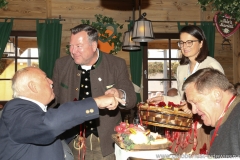 Manfred Zehle (li.) und Josef Schmid (Mitte), Altschaustellerstammtisch im Marstall Festzelt auf dem Oktoberfest in München 2018