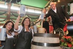 Angela Ascher, Ilse Aigner, Jürgen Kirner (von li. nach re.),  Anstich in der Schönheitskönigin auf der Oidn Wiesn am Oktoberfest in München 2018