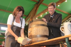 Ilse Aigner und Peter Reichert, Wiesnbier-Anstich in der Schönheitskönigin auf der Oidn Wiesn durch Ilse Aigner 2019