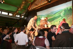 Anzapfen mit Monika Gruber im Volkssängerzelt Schützenlisl am Oktoberfest auf der Oidn Wiesn 2022