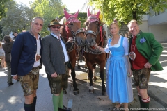 Stephan Kuffler (2. von li.), Stephanie Kuffler (2. von li.), Patrick Lindner (re.), Aufstellung zum Einzug der Wiesnwirte in der Herzog-Heinrich-Straße in München 2019