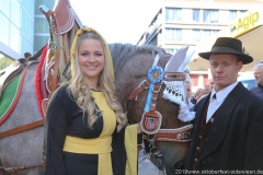 Viktoria Ostler, Aufstellung zum Einzug der Wiesnwirte in der Herzog-Heinrich-Straße in München 2019