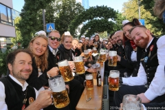 Aufstellung zum Einzug der Wiesnwirte in der Herzog-Heinrich-Straße in München 2019