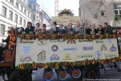 Aufstellung zum Einzug der Wiesnwirte in der Herzog-Heinrich-Straße in München 2019