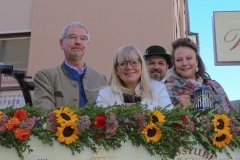 Alexander Reissl, Gabriele Neff, Ulrike Grimm (von li. nach re.), Aufstellung zum Einzug der Wiesnwirte in der Herzog-Heinrich-Straße in München 2019