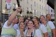 Aufstellung zum Einzug der Wiesnwirte in der Herzog-Heinrich-Straße in München 2019