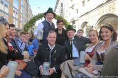 Christian, Christine und Toni Winklhofer (von li. nach re.), Aufstellung zum Einzug der Wiesnwirte in der Herzog-Heinrich-Straße in München 2019