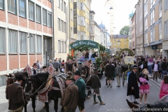 Aufstellung zum Einzug der Wiesnwirte am Oktoberfest in München 2018