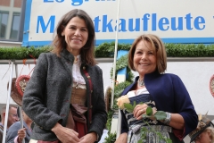 Dr. Marion Kiechle und Gitti Walbrun (re.), Aufstellung zum Einzug der Wiesnwirte am Oktoberfest in München 2018
