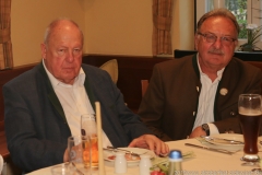 Helmut Schmid (li.), Wiesnbierprobe und Bierorden der Damischen Ritterr an Helmut Schleich in der Hirschau in München 2019