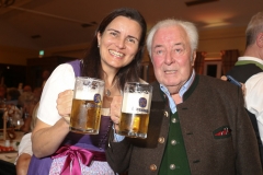 Steffi Spendler (li.), Wiesnbierprobe und Bierorden der Damischen Ritterr an Helmut Schleich in der Hirschau in München 2019