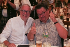 Hans-Peter Stadler und Helmut Schleich (re.), Wiesnbierprobe und Bierorden der Damischen Ritterr an Helmut Schleich in der Hirschau in München 2019