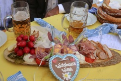 Wiesnbierprobe und Bierorden an Luise Kinseher im Biergarten der Hirschau in München 2020