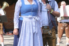 Luise Kinseher und Karl Auberger,  Wiesnbierprobe und Bierorden an Luise Kinseher im Biergarten der Hirschau in München 2020