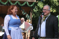 Luise Kinseher und Hans Peter Stadler,  Wiesnbierprobe und Bierorden an Luise Kinseher im Biergarten der Hirschau in München 2020