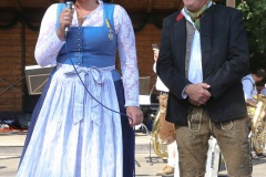Luise Kinseher und Hans Peter Stadler,  Wiesnbierprobe und Bierorden an Luise Kinseher im Biergarten der Hirschau in München 2020