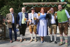 Luise Kinseher, Hans-Peter Stadler (von li. nach re.),  Wiesnbierprobe und Bierorden an Luise Kinseher im Biergarten der Hirschau in München 2020