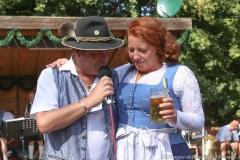 Karl Auberger und Luise Kinseher,  Wiesnbierprobe und Bierorden an Luise Kinseher im Biergarten der Hirschau in München 2020