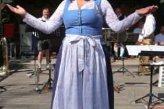 Luise Kinseher,  Wiesnbierprobe und Bierorden an Luise Kinseher im Biergarten der Hirschau in München 2020