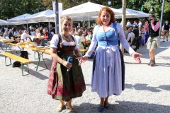 Constanze Lindner und Luise Kinseher (re.),  Wiesnbierprobe und Bierorden an Luise Kinseher im Biergarten der Hirschau in München 2020