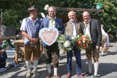 Karl Auberger, Michael Blaudzsun, Simon Egger, Hans-Peter Stadler (von li. nach re.),  Wiesnbierprobe und Bierorden an Luise Kinseher im Biergarten der Hirschau in München 2020