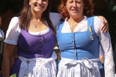 Steffi Spendler und Luise Kinseher (re.),  Wiesnbierprobe und Bierorden an Luise Kinseher im Biergarten der Hirschau in München 2020