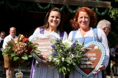 Steffi Spendler und Luise Kinseher (re.),  Wiesnbierprobe und Bierorden an Luise Kinseher im Biergarten der Hirschau in München 2020