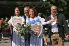 Steffi Spendler, Michael Blaudszun, Luise Kinseher, Hans-Peter Stadler  (von li. nach re.),  Wiesnbierprobe und Bierorden an Luise Kinseher im Biergarten der Hirschau in München 2020