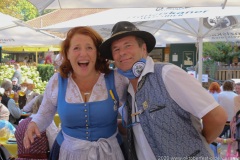 Luise Kinseher und Karl Auberger,  Wiesnbierprobe und Bierorden an Luise Kinseher im Biergarten der Hirschau in München 2020