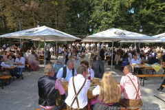 Wiesnbierprobe und Bierorden an Luise Kinseher im Biergarten der Hirschau in München 2020