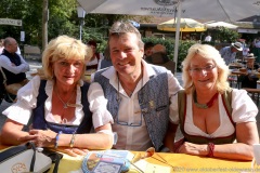 Karl Auberger (Mitte),  Wiesnbierprobe und Bierorden an Luise Kinseher im Biergarten der Hirschau in München 2020