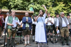 Steffi Spendler, Bierorden der Damischen Ritter an Roland Hefter in der Hirschau in München  2021