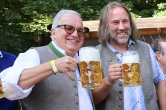 Hans-Peter Stadler und Roland Hefter (re.), Bierorden der Damischen Ritter an Roland Hefter in der Hirschau in München  2021