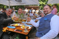 Günther Grauer, André Hartmann, Matthias Stolz (von li. nach re.), Bierorden der Damischen Ritter an Roland Hefter in der Hirschau in München  2021