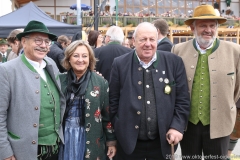 Otto Seidl, Rita Tyrock, Helmut Schmid, karl-Heinz Knoll (von li. nach re.), Böllerschießen unter der Bavaria am Oktoberfest in München am 6.10.2019