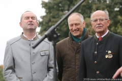 Hubert Aiwanger (li.), Böllerschießen unter der Bavaria am Oktoberfest in München am 6.10.2019