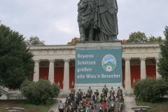 Böllerschützen unter der Bavaria am Oktoberfest in München 2018