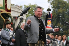 Josef Schmid, Böllerschützen unter der Bavaria am Oktoberfest in München 2018