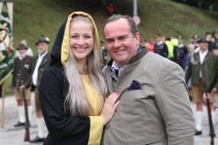 Viktoria Ostler und Clemens Baumgärtner, Böllerschützen unter der Bavaria am Oktoberfest in München 2022