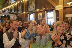 Einweihungsfeier zur Schönheitskönigin mit Handwerkern , Zeltbauer und Mitarbeitern auf der Oidn Wiesn in München 2019