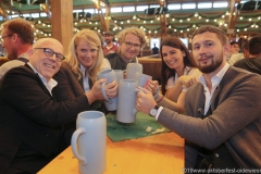 Jürgen Kirner (li.), Einweihungsfeier zur Schönheitskönigin mit Handwerkern , Zeltbauer und Mitarbeitern auf der Oidn Wiesn in München 2019