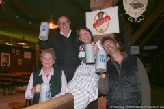 Einweihungsfeier zur Schönheitskönigin mit Handwerkern , Zeltbauer und Mitarbeitern auf der Oidn Wiesn in München 2019