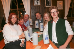 Einweihungsfeier zur Schönheitskönigin mit Handwerkern , Zeltbauer und Mitarbeitern auf der Oidn Wiesn in München 2019