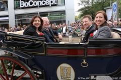 Michaela und Manfred Vollmer (li.),  Thomas Vollmer mit Frau (re.), Einzug der Wiesnwirte am Oktoberfest in München 2018