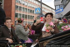 Katharina Inselkammer (re.), Einzug der Wiesnwirte am Oktoberfest in München 2018