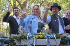 Yvonne Heckl (Mitte), Einzug der Wiesnwirte auf das Oktoberfest auf der Theresienwiese in München 2019