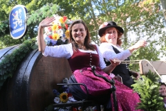 Stephanie Spendler und Luise Kinseher (re.), Einzug der Wiesnwirte auf das Oktoberfest auf der Theresienwiese in München 2019