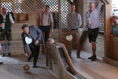 Historische Kegelbahn im Museumszelt auf der Oidn Wiesn in München 2019