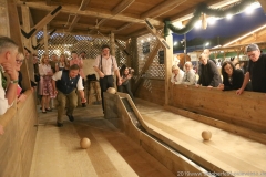 Historische Kegelbahn im Museumszelt auf der Oidn Wiesn in München 2019