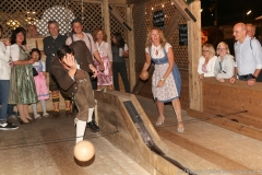 Historische Kegelbahn im Museumszelt auf der Oidn Wiesn in München 2019